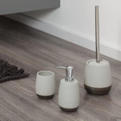 Toiletborstel Met Houder Vrijstaand Sealskin Braid Grijs 11 Toiletborstel Met Houder Vrijstaand Sealskin Braid Grijs -Sealkin Badkamermeubilair Winkel 362490411 sfeer 3 1