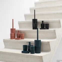 Zeepdispenser Sealskin Brave 280 Ml Vrijstaand Donkerroze 16 Zeepdispenser Sealskin Brave 280 Ml Vrijstaand Donkerroze -Sealkin Badkamermeubilair Winkel 800013 sfeer 6 1