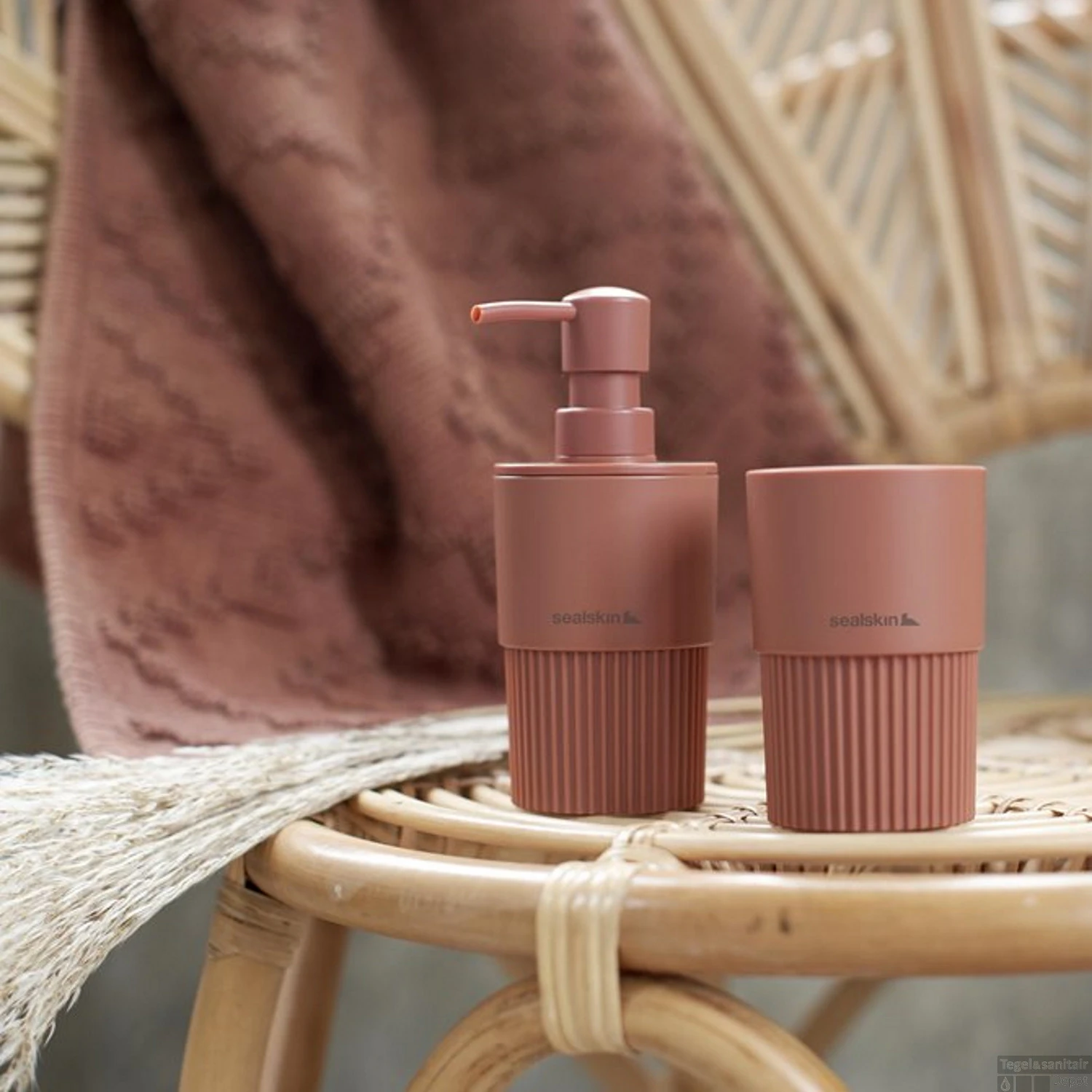 Zeepdispenser Sealskin Brave 280 Ml Vrijstaand Donkerroze 7 Zeepdispenser Sealskin Brave 280 Ml Vrijstaand Donkerroze - Afbeelding 5