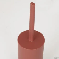 Toiletborstel Met Houder Vrijstaand Sealskin Brave Donkerroze -Sealkin Badkamermeubilair Winkel 800018 sfeer 1