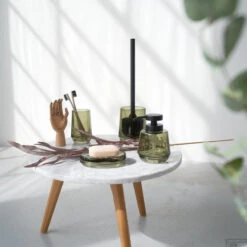 Badkamerset - Zeepdispenser 380 Ml / Tandenborstelbeker Sealskin Mood Groen 9 Badkamerset - Zeepdispenser 380 Ml / Tandenborstelbeker Sealskin Mood Groen -Sealkin Badkamermeubilair Winkel 800044 sfeer 4 1