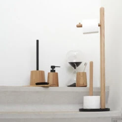 Toiletrolhouder / Reserverolhouder Vrijstaand Sealskin Earth Eiken 9 Toiletrolhouder / Reserverolhouder Vrijstaand Sealskin Earth Eiken -Sealkin Badkamermeubilair Winkel 800066 sfeer 2