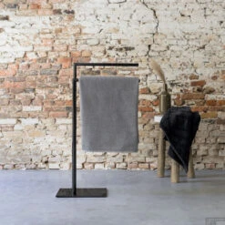 Handdoekrek Sealskin Tube 2-armig Vrijstaand Zwart 11 Handdoekrek Sealskin Tube 2-armig Vrijstaand Zwart -Sealkin Badkamermeubilair Winkel 8720553004233 4