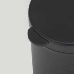 Wandafvalemmer Geesa Hotel 3 Liter RVS Zwart -Sealkin Badkamermeubilair Winkel 91644 06 sfeer 2