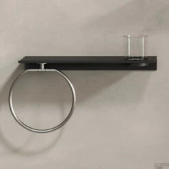Planchet Met Glas En Handdoekring Geesa Leev 40 Cm RVS Zwart 9 Planchet Met Glas En Handdoekring Geesa Leev 40 Cm RVS Zwart -Sealkin Badkamermeubilair Winkel 918204 05 400 sfeer 1