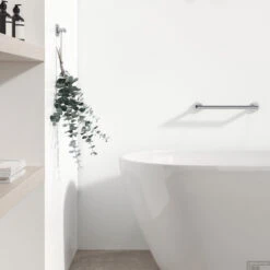 Badgreep Geesa Nemox 30 Cm Hoekig Chroom -Sealkin Badkamermeubilair Winkel badgreep geesa nemox 30 cm chroom sfeer 1