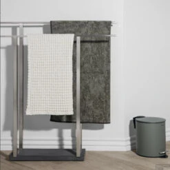 Handdoekstandaard Blomus Menoto 86 CM Mat RVS -Sealkin Badkamermeubilair Winkel blomus handdoekstandaard menoto mat rvs hoogte 86 cm sfeer2