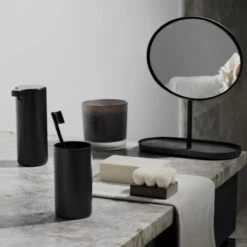 Toiletbutler Blomus Modo Zwart -Sealkin Badkamermeubilair Winkel blomus toiletbutler modo zwart sfeer2