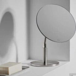 Cosmeticaspiegel Blomus Vista Mat -Sealkin Badkamermeubilair Winkel cosmeticaspiegel blomus vista mat sfeer1