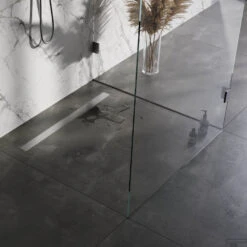 Douchegoot Brauer Zero RVS Inclusief Vloerflens 90x7 Cm Tegelinlegrooster Omkeerbaar -Sealkin Badkamermeubilair Winkel douchegoot brauer rvs inclusief vloerflens 90x7 cm zero tegelinlegrooster omkeerbaar sfeer1