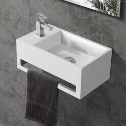 Fontein Boss & Wessing Veroni Met Handdoekhouder Solid Surface Mat Wit (kraangat Links) -Sealkin Badkamermeubilair Winkel fontein boss wessing met handdoekhouder links sfeer