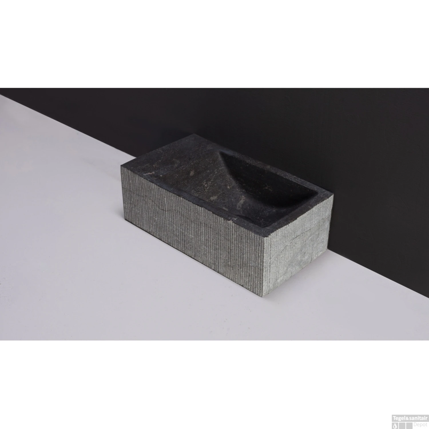 Fontein Forzalaqua Kalmar Hardsteen Gezoet Gefrijnd Zonder Kraangat Links 40x22x10 Cm