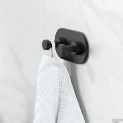 Handdoekhaak Dubbel Geesa Nemox Zwart -Sealkin Badkamermeubilair Winkel handdoekhaak dubbel geesa nemox zwart sfeer 2