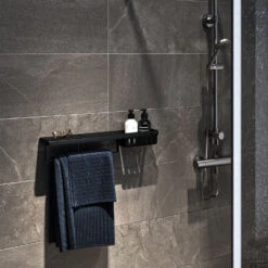 Planchet Met Handdoekrek En Douchemand Geesa Frame Zwart -Sealkin Badkamermeubilair Winkel planchet met handdoekrek en douchemand geesa frame zwart sfeer 1