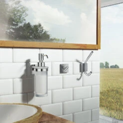 Zeepdispenser Smedbo House Wandmodel Matglas Met Chroom -Sealkin Badkamermeubilair Winkel rk369 zeepdispenser smedbo house wandmodel matglas met chroom sfeer