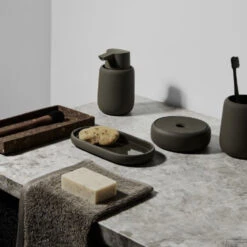 Tandenborstelhouder Blomus Sono 11x8,5 Cm Keramiek Tarmac -Sealkin Badkamermeubilair Winkel tandenborstelhouder blomus sono 11x8 5 cm keramiek tarmac sfeer1