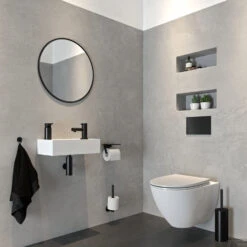 Tiger Noon Toiletborstel Met Houder Vrijstaand Mat Zwart 9x9x38 Cm -Sealkin Badkamermeubilair Winkel tiger noon toiletborstel met houder vrijstaand mat zwart sfeer 1