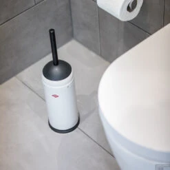 Toiletborstel Wesco 11x11x41 Cm Mat Grijs 12 Toiletborstel Wesco 11x11x41 Cm Mat Grijs -Sealkin Badkamermeubilair Winkel toiletborstel cronim 11x11x41 cm mat wit a3 315102 sfeer2 1