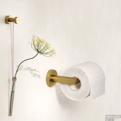 Toiletrolhouder Geesa Nemox Geborsteld Goud 10 Toiletrolhouder Geesa Nemox Geborsteld Goud -Sealkin Badkamermeubilair Winkel toiletrolhouder geesa nemox goud sfeer 1