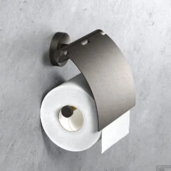 Toiletrolhouder Geesa Nemox Met Klep Geborsteld Zwart 9 Toiletrolhouder Geesa Nemox Met Klep Geborsteld Zwart -Sealkin Badkamermeubilair Winkel toiletrolhouder geesa nemox met klep geborsteld zwart sfeer 1